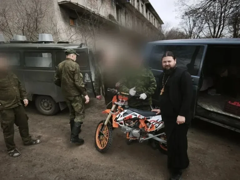 Настоятель храма святого Архистратига Михаила города Феодосии посетил воинов на передовой