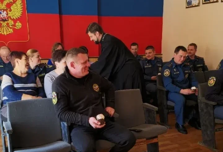 В Светлую cреду настоятель храма святой великомученицы Ирины посетил подразделение МЧС города Керчи