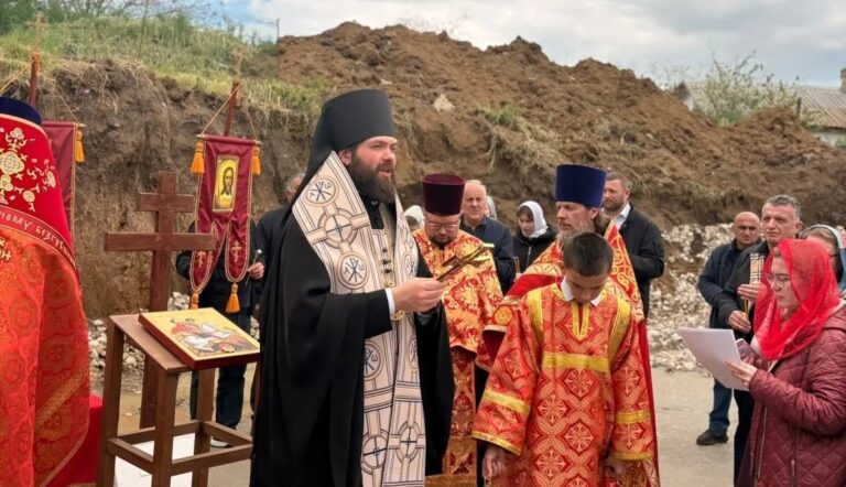 Епископ Иларион совершил чин закладки капсулы на строительство Успенского храма села Лугового