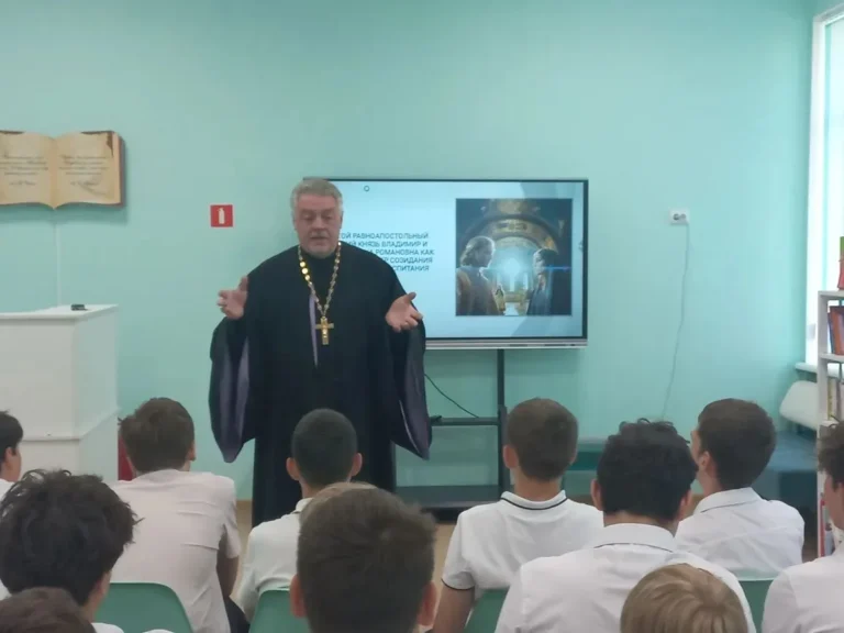 Священнослужители Феодосийской епархии приняли участие во встречах с учащимися образовательных учреждений города Керчи