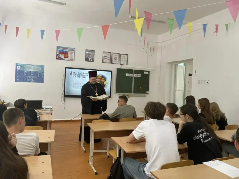 В Калиновской средней школе Ленинского района прошел урок, посвященный Дню славянской письменности и памяти святых равноапостольных Кирилла и Мефодия