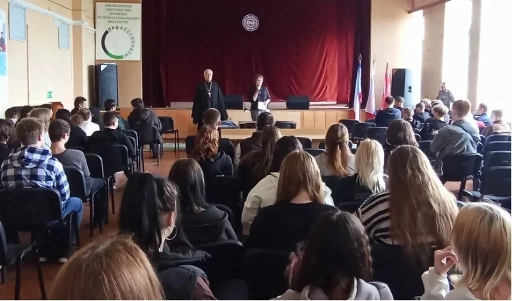Священнослужители Феодосийской епархии провели беседы со учащимися учебных заведений в дни празднования Пасхальной недели семьи и празднования Крещения святого равноапостольного князя Владимира