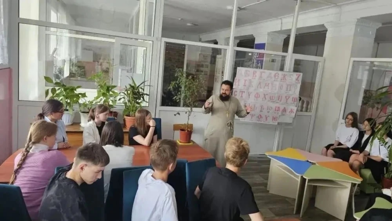 Священнослужитель провёл урок в Чистопольской средней школе Ленинского района