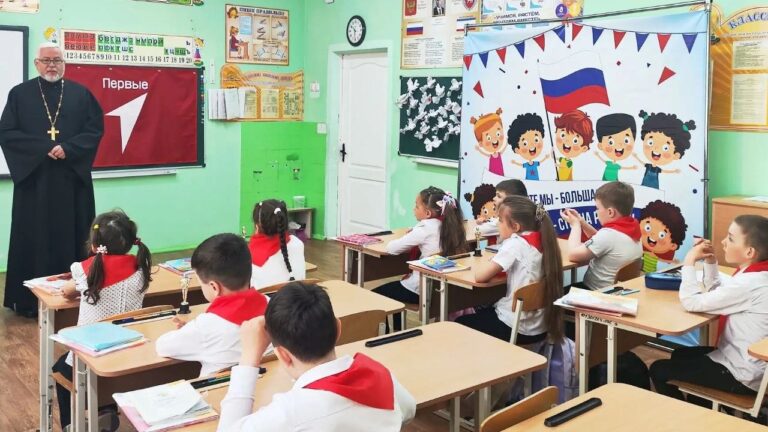 Настоятель Александро-Невского храма п. Щелкино посетил школу