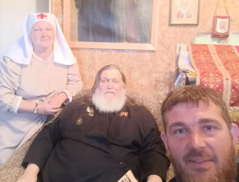 Сёстры и братья милосердия Керченского благочиния навестили священника, пребывающего на покое