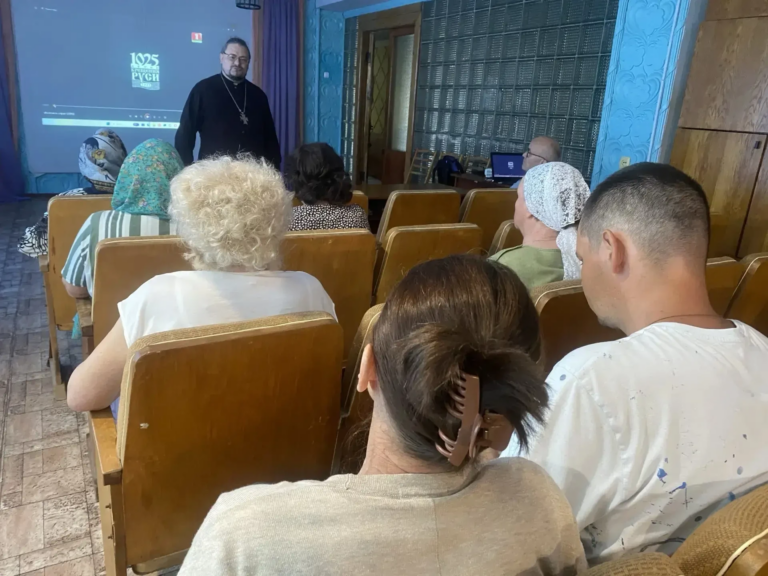 Настоятель храма преподобного Виталия провел встречу в Доме культуры села Калиновки
