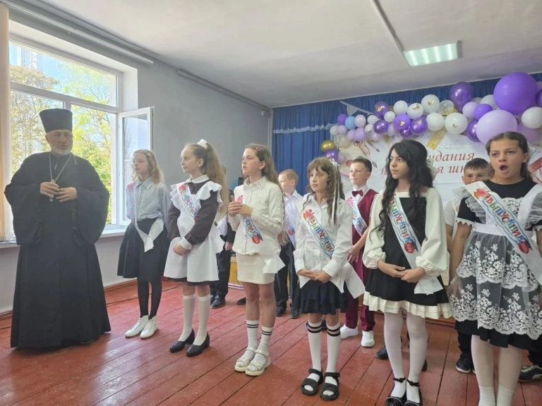 Настоятель Троицкого храма села Берегового посетил школу
