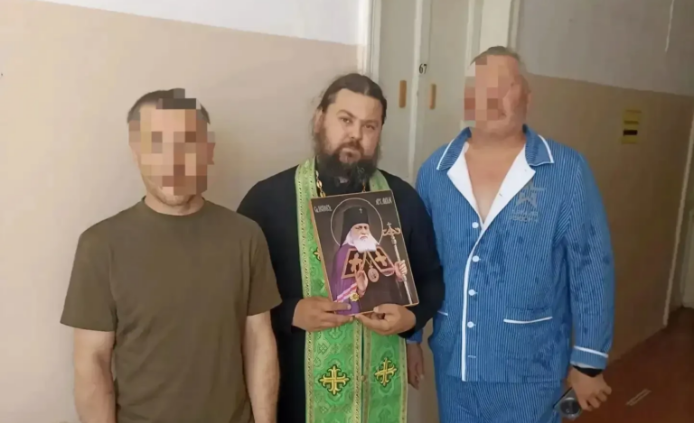 Настоятель храма Архистратига Михаила посетил военный госпиталь