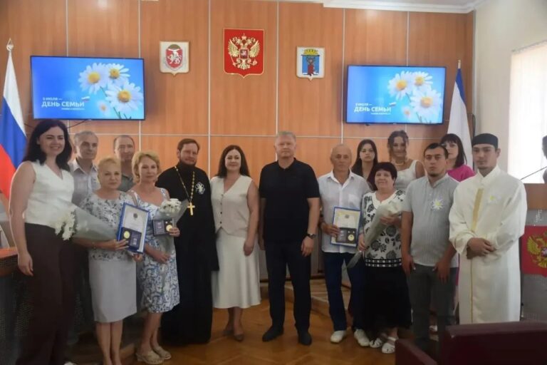 В Феодосии состоялось торжественное мероприятие в преддверии Дня семьи, любви и верности