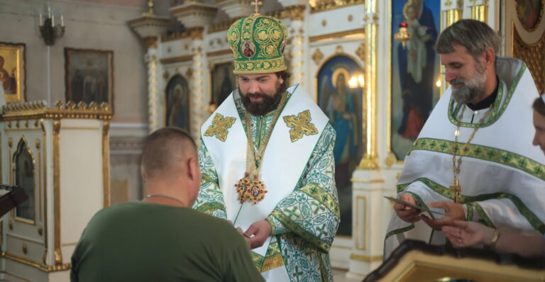 Епископ Иларион совершил Божественную литургию в день памяти обретения честных мощей преподобного Сергия, игумена Радонежского