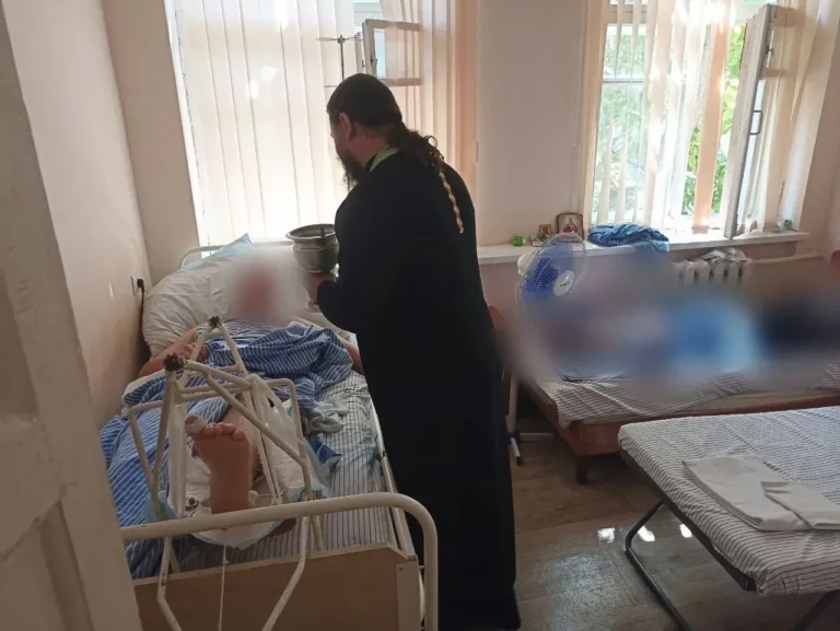Настоятель храма Архистратига Михаила посетил военный госпиталь