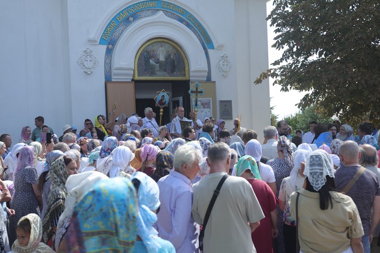 Епископ Иларион возглавил престольные торжества в Успенском храме города Керчи