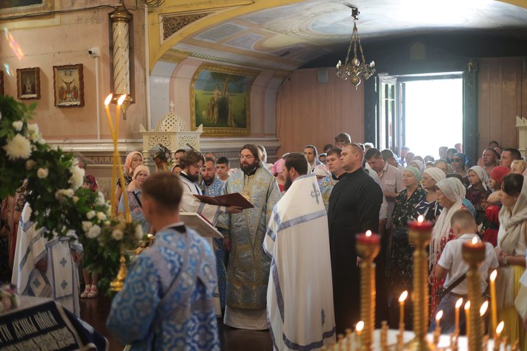 Епископ Иларион совершил Божественную литургию и молебен на начало учебного года в Казанском соборе