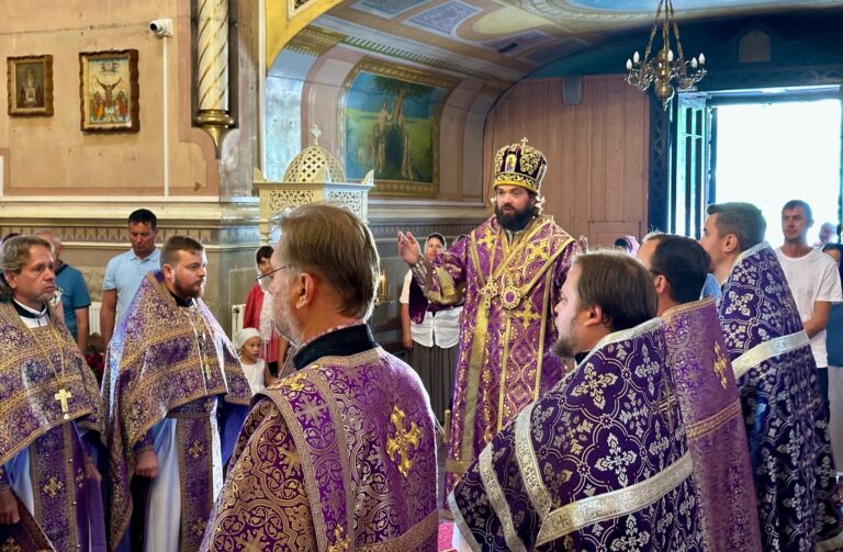 Епископ Иларион совершил Божественную литургию в день празднования Происхождения Честных Древ Животворящего Креста Господня