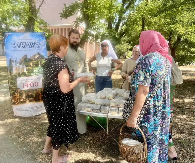 В Феодосии прошла акция по раздаче горячих обедов для нуждающихся