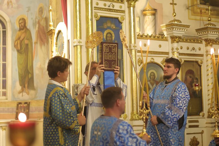 Епископ Иларион совершил всенощное бдение в Казанском соборе в канун празднования Рождества Пресвятой Богородицы