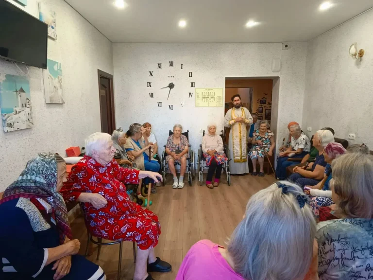 Настоятель храма святителя Николая Чудотворца пгт Приморского посетил дом престарелых