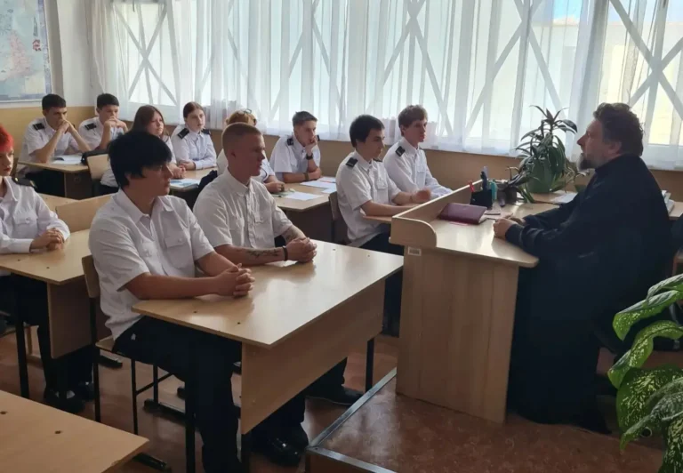 Клирик Иоанно-Предтеченского собора провёл беседу со студентами Морского колледжа