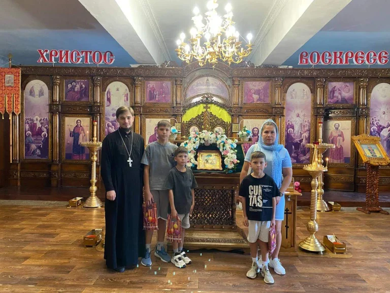 И.о настоятеля храма святителя Луки Крымского поздравил многодетную семью прихожан храма с наступающим учебным годом