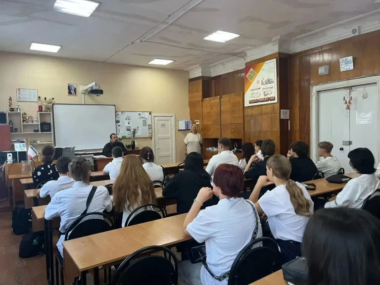Настоятель храма святителя Алексия Московского поздравил с началом учебного года первокурсников Керченского технологического техникума