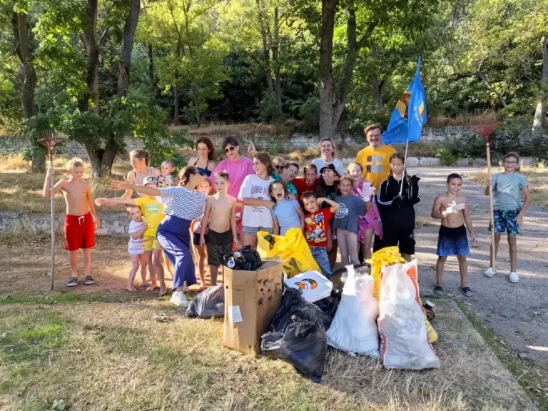 Юные прихожане храма Успения Пресвятой Богородицы города Керчи и их родители провели уборку прибрежной территории в районе Аршинцево
